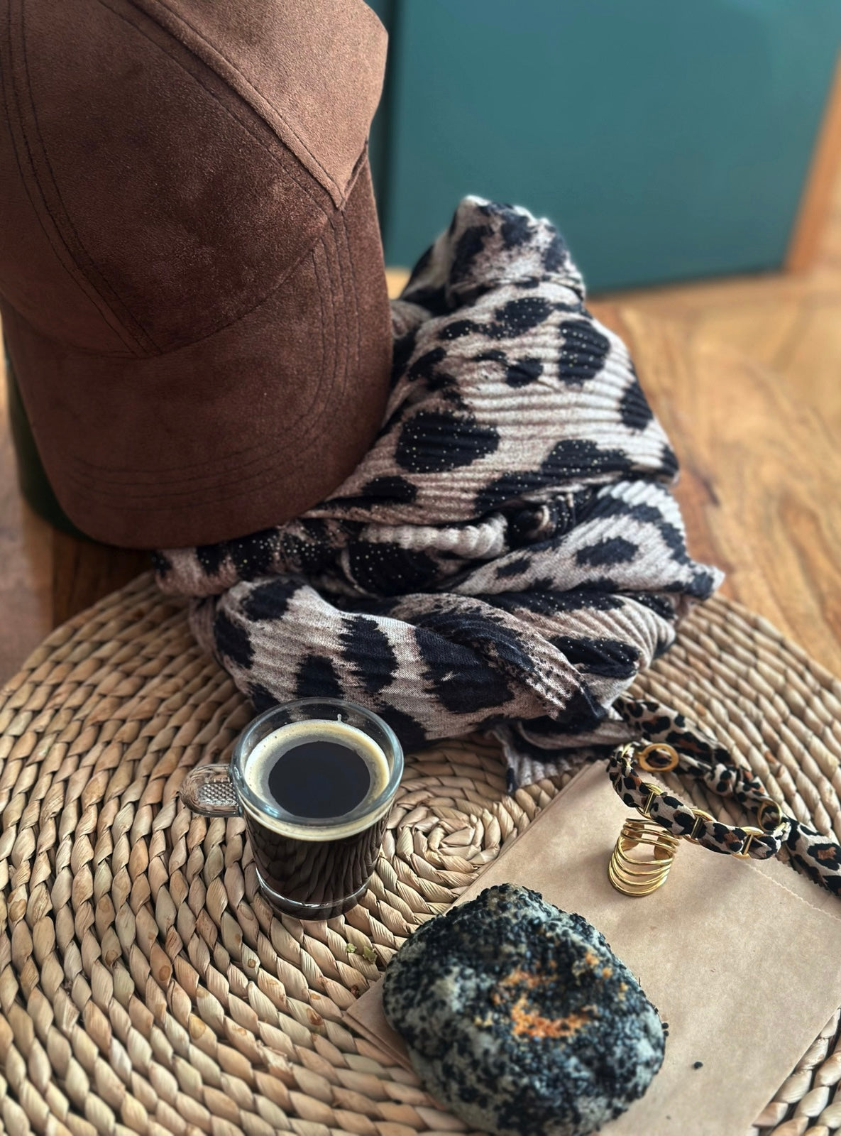 Foulard Léo avec casquette marron, bijoux et café — MYLO