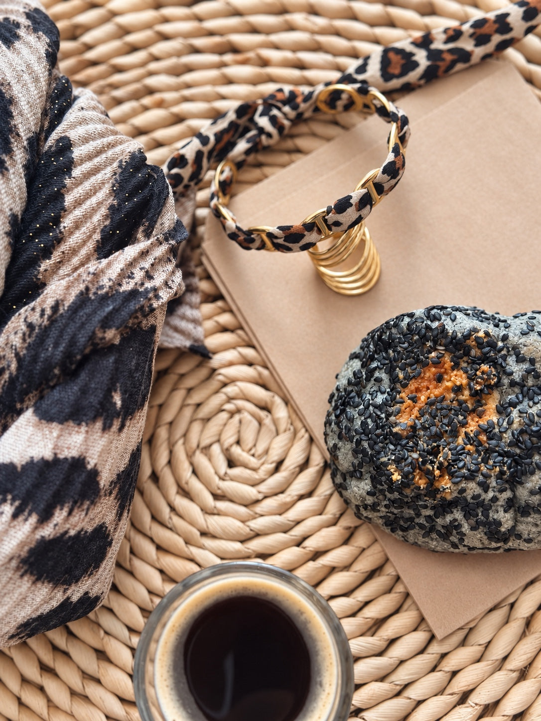 Bijoux dorés et foulard léopard avec café et cookie — MYLO