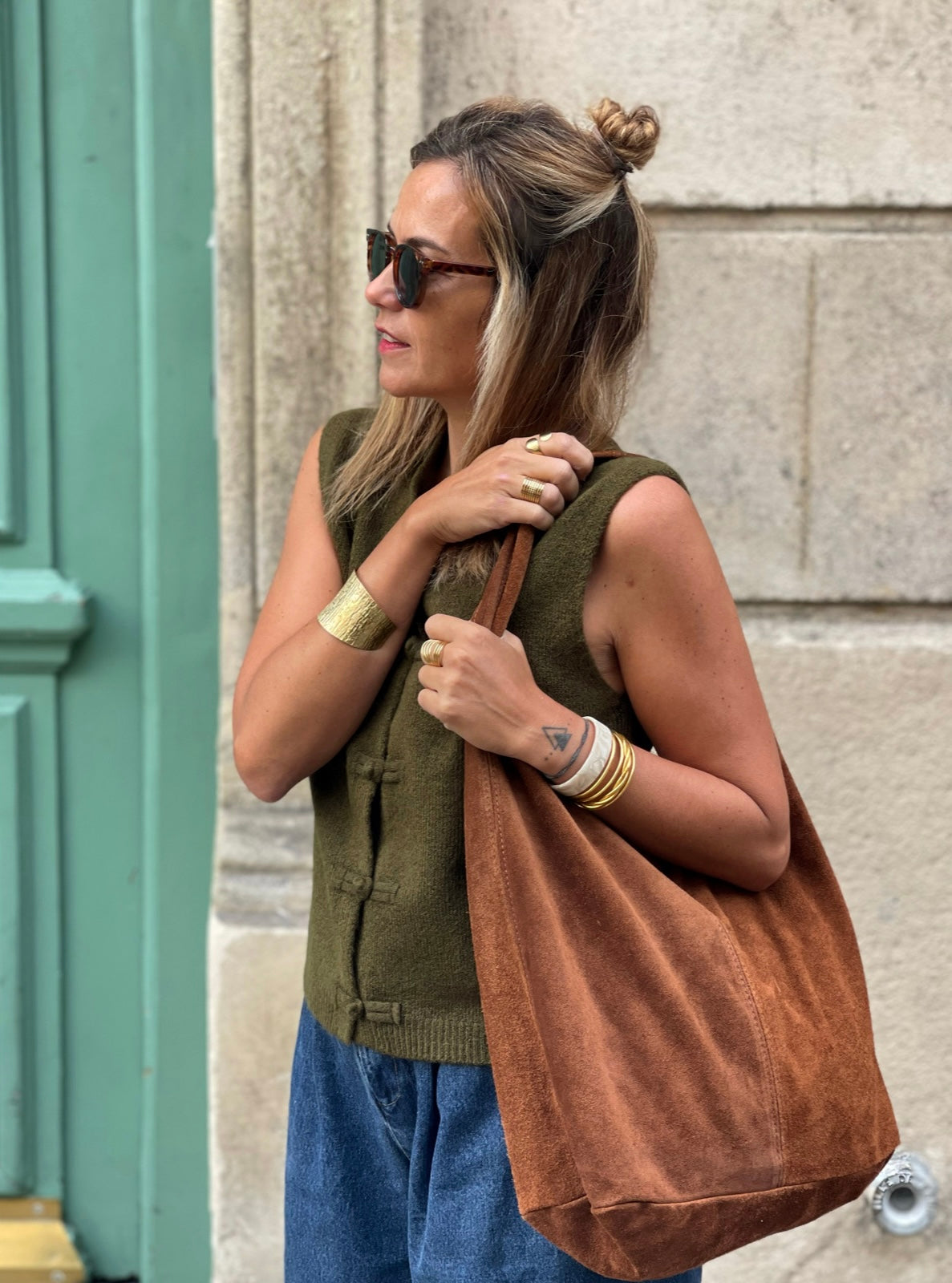 Gilet Corte MYLO kaki sans manches en vue rapprochée, porté avec le sac Ajaccio marron