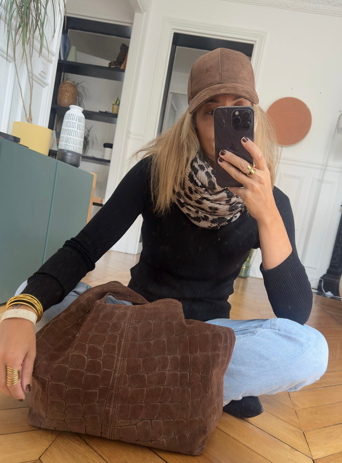Casquette Palma marron et sac marron portés — MYLO