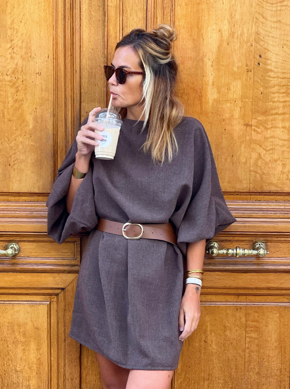 Robe Evisa portée en extérieur avec un gobelet de café