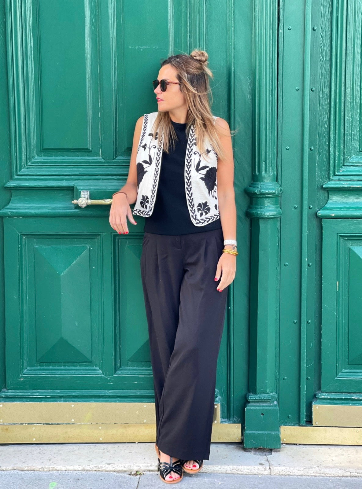 Gilet-Fira-veste-sans-manche-beige-broderies-noires -Mylo-concept-store-paris-17