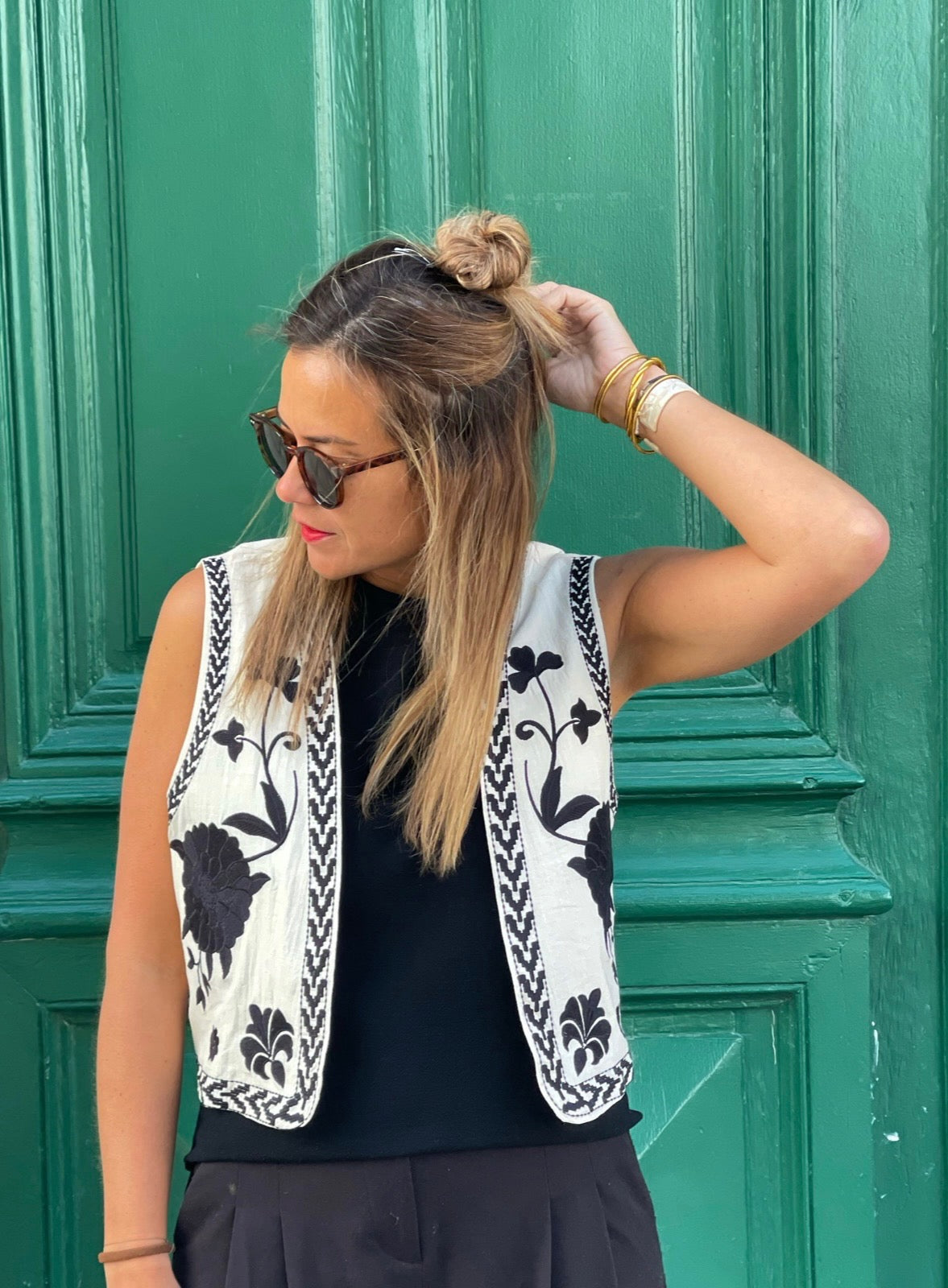 Gilet-Fira-veste-sans-manche-beige-broderies-noires -Mylo-concept-store-paris-17