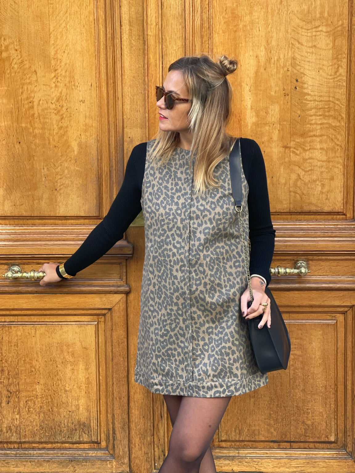 Sous-pull Tinyo noir porté sous la robe Calenzana — look MYLO