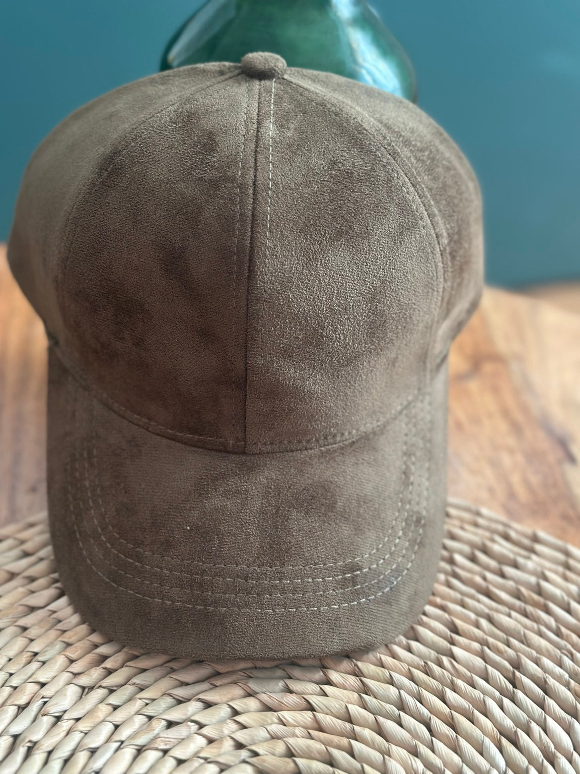 Casquette Palma kaki, détail de la texture et des coutures – MYLO