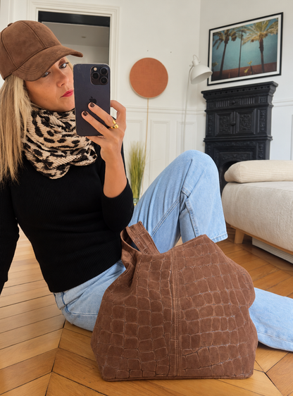 Casquette Palma marron portée avec le foulard Léo et un sac marron — MYLO
