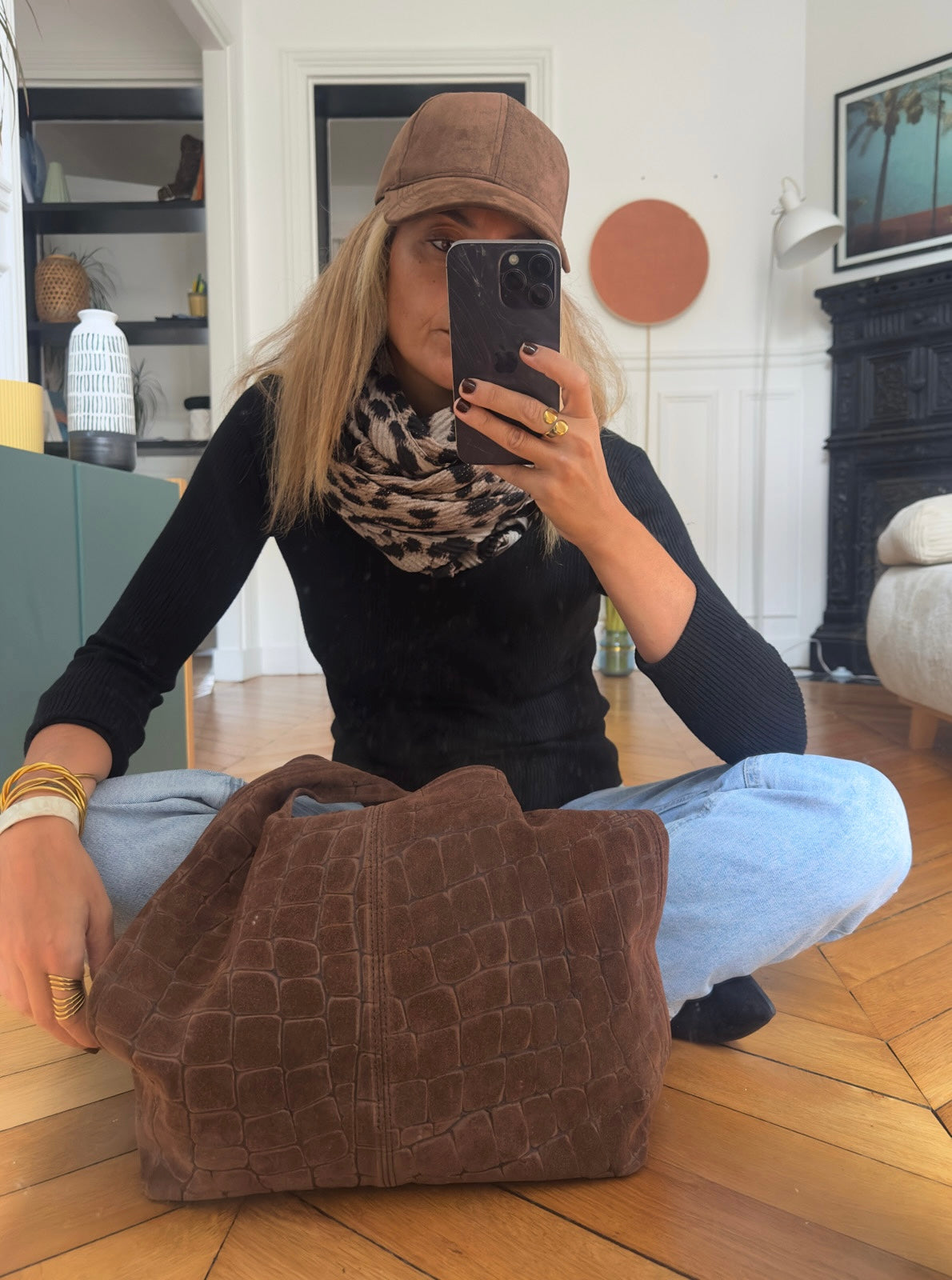 Casquette Palma marron portée avec un foulard léopard et un haut noir – MYLO