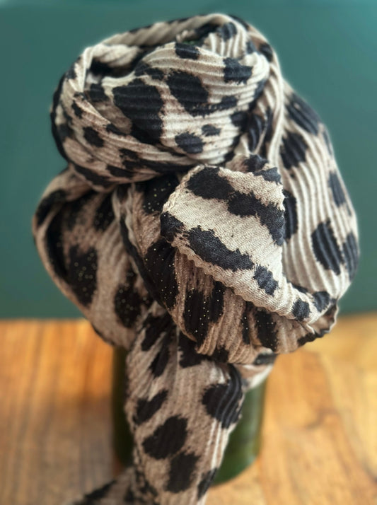 Foulard Léo plissé à imprimé léopard beige et noir, détail sur fond vert