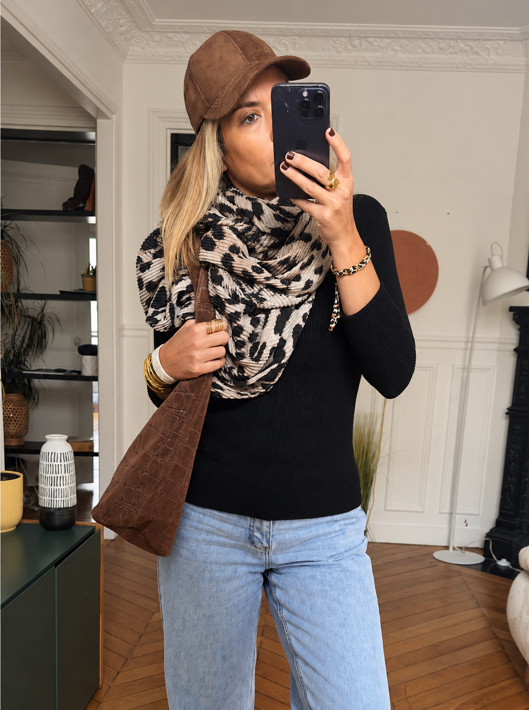 Foulard Léo léopard plissé porté avec une maille noire et une casquette marron — MYLO