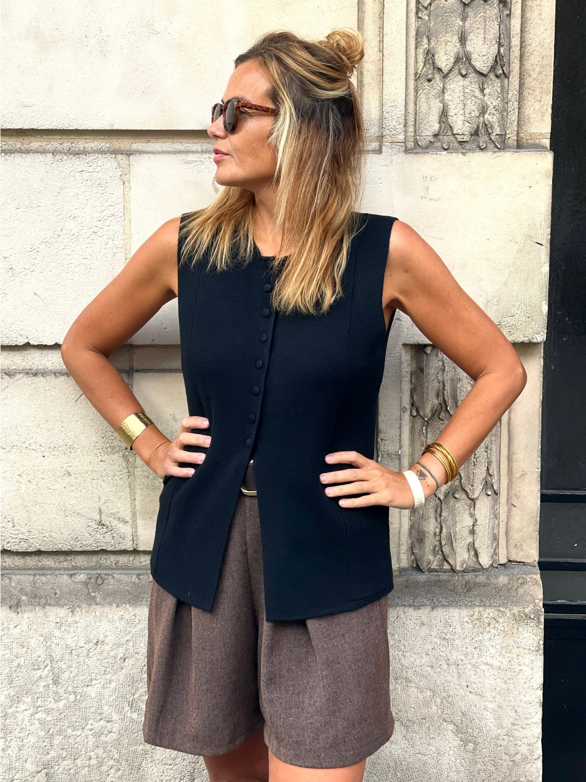 Détail de la coupe et des boutons du gilet noir Céleste
