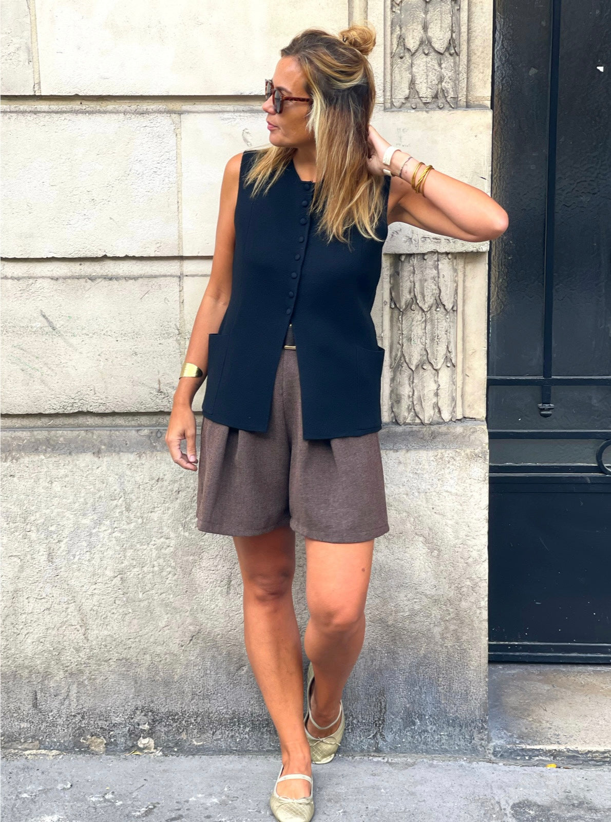 Gilet Céleste noir porté avec un short chocolat, silhouette en pied