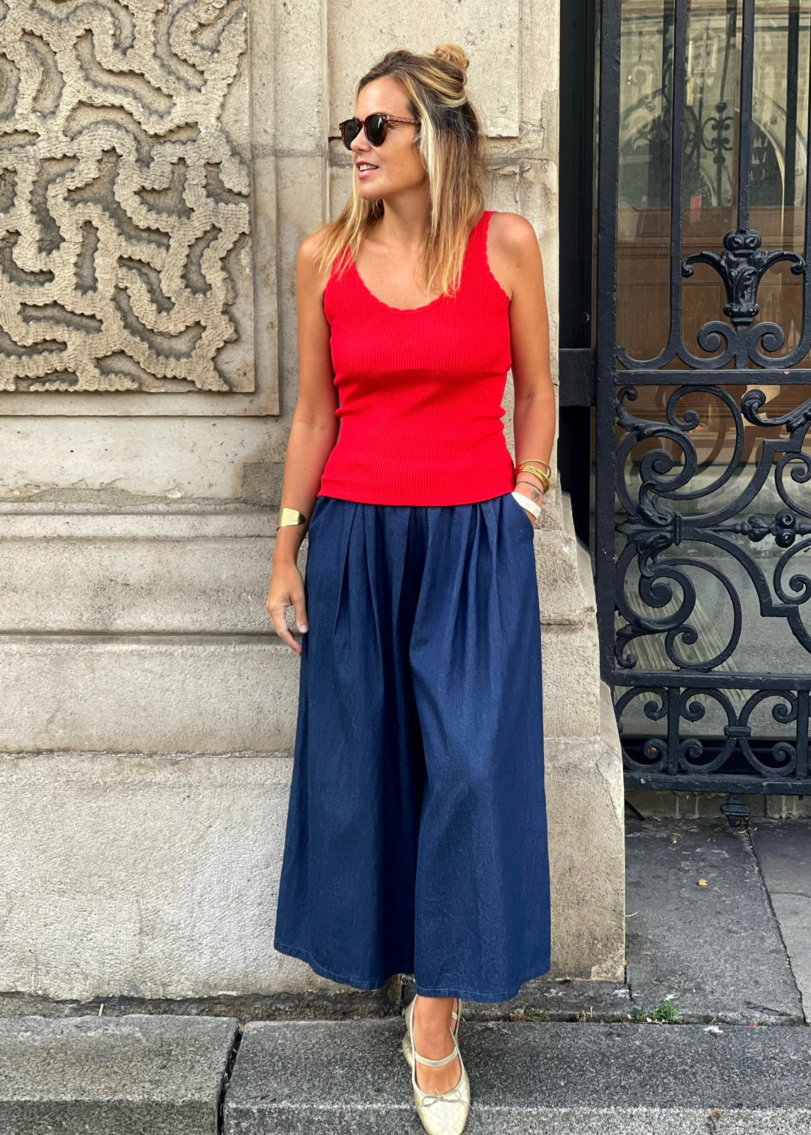 Jean Aleria bleu coupe large porté avec Top Alba rouge