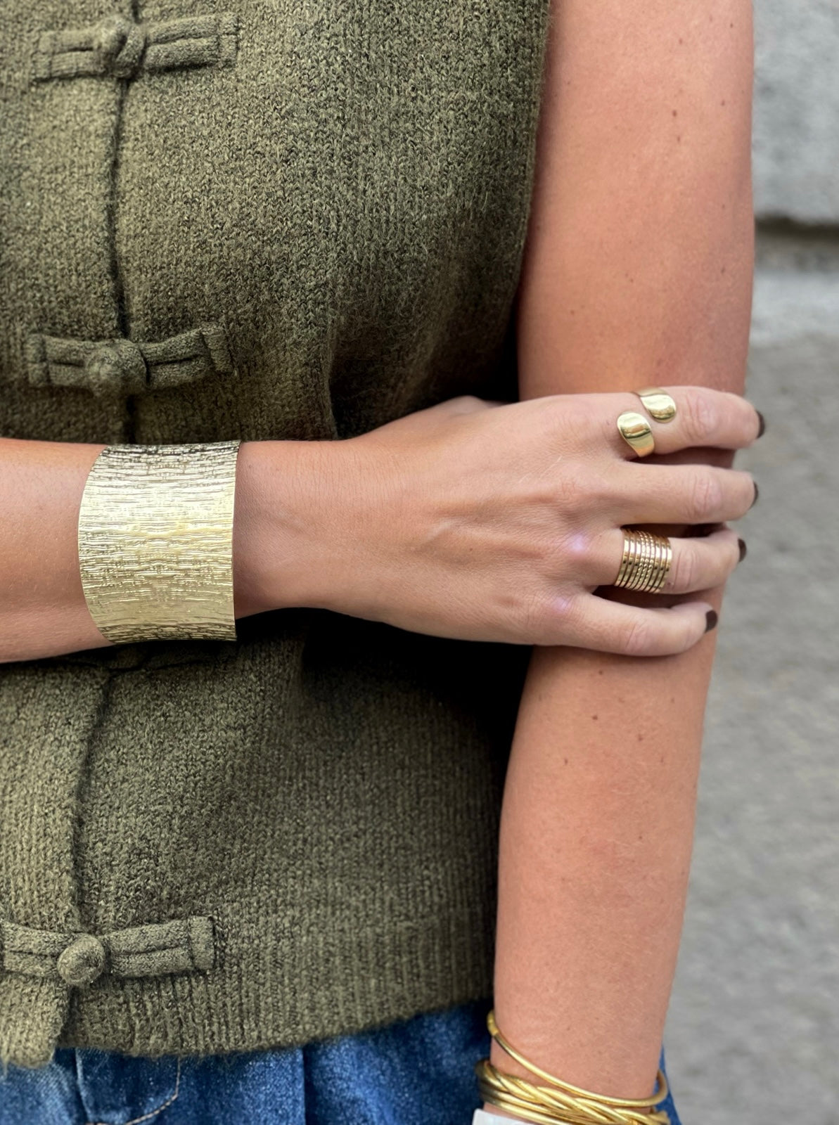 Bague Elena portée avec la manchette Auréa