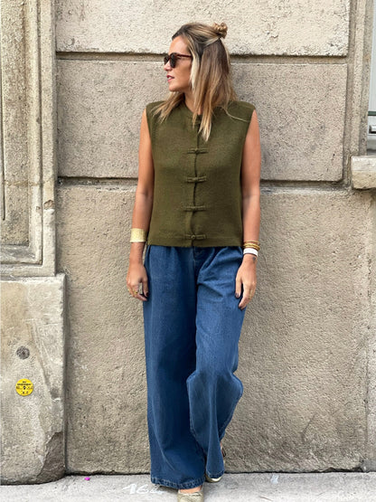 Gilet Corte MYLO kaki sans manches vu de face, avec attaches façon brandebourg et jean bleu