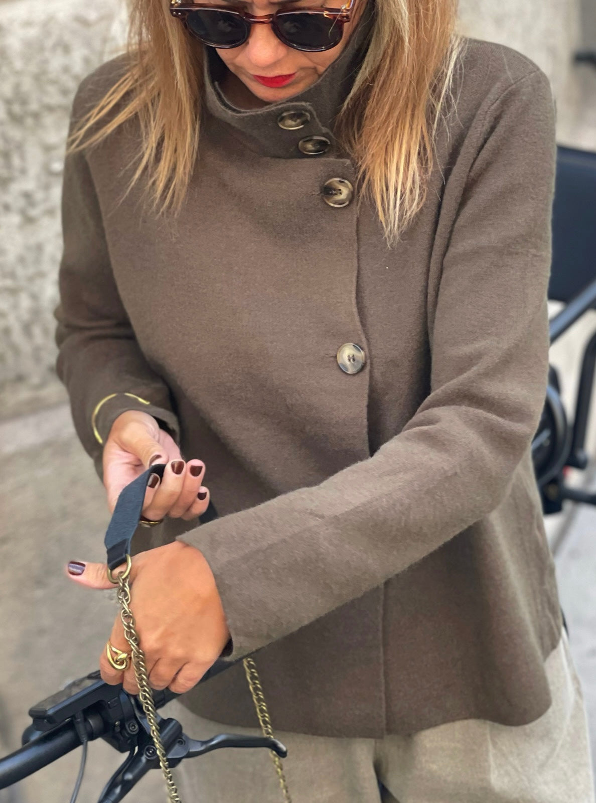 Gilet Pietra MYLO kaki, détail de la maille, des boutons et de la manche