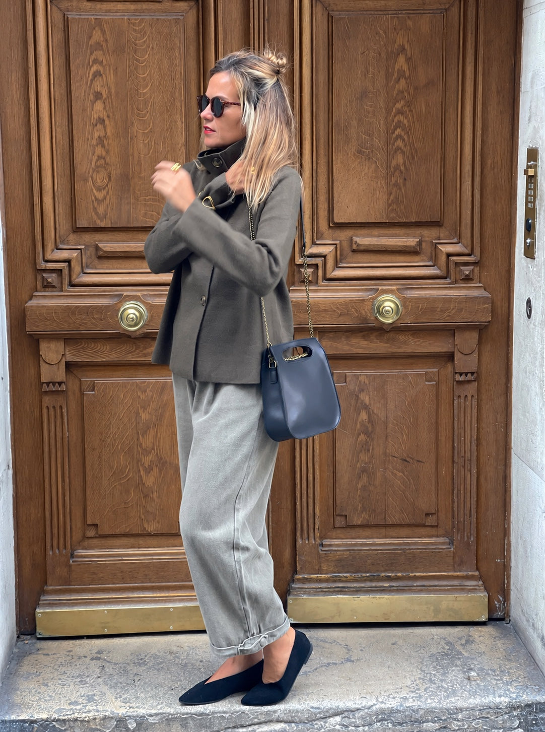Jean Lumio MYLO kaki clair à coupe large, vue de profil avec revers et ballerines noires