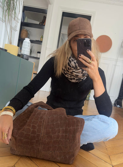 Casquette Palma marron et sac marron portés — MYLO
