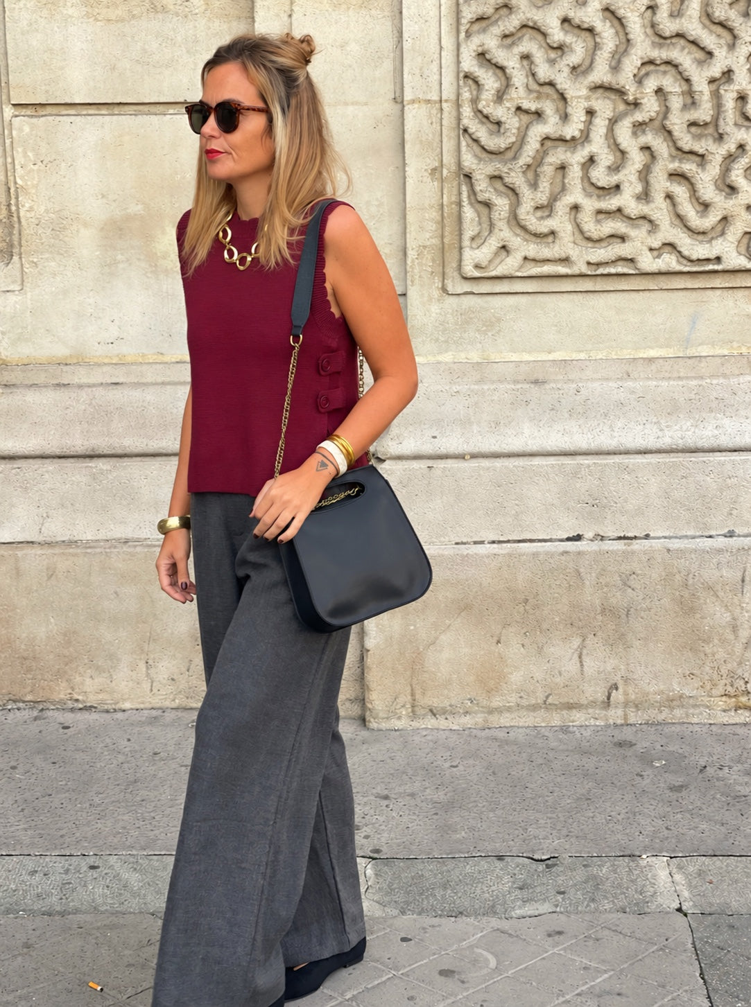 Pantalon Vico femme gris anthracite, coupe large portée en mouvement avec un sac noir — MYLO