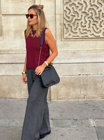 Pantalon Vico femme gris anthracite, coupe large portée en mouvement avec un sac noir — MYLO