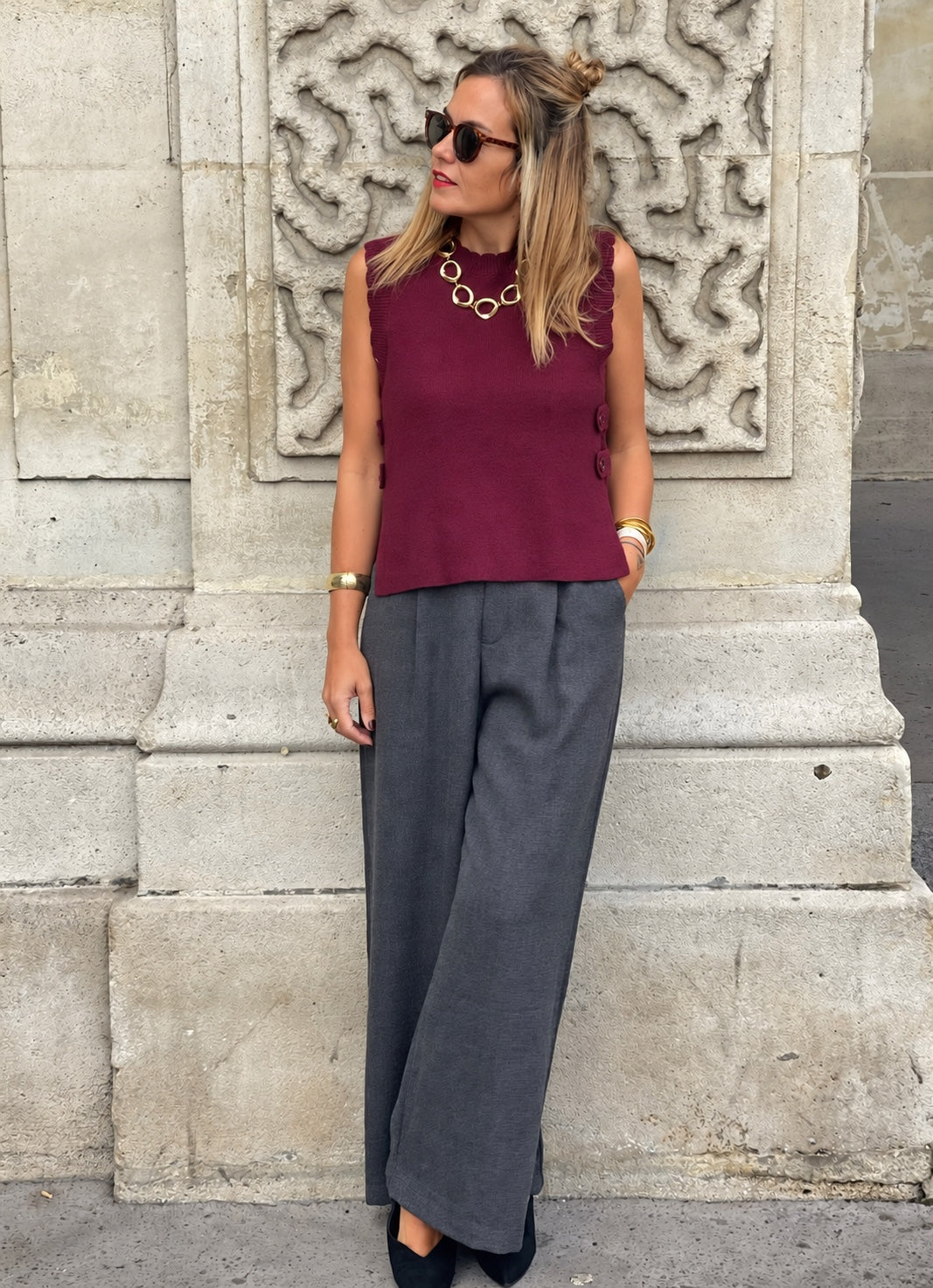 Pull Olmeto bordeaux sans manches MYLO — silhouette entière avec pantalon gris