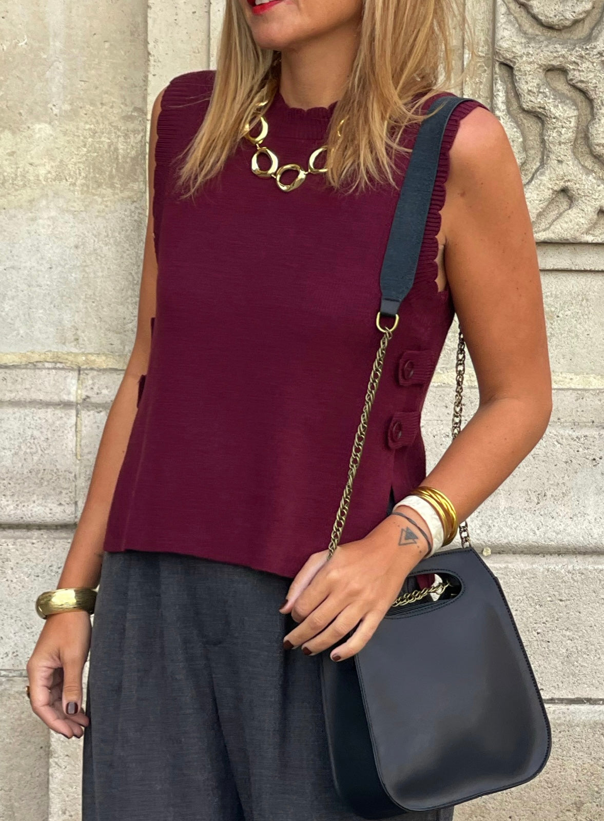 Pull Olmeto bordeaux sans manches MYLO — détail porté avec sac noir