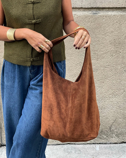Sac Ajaccio MYLO en daim marron, gros plan porté à la main