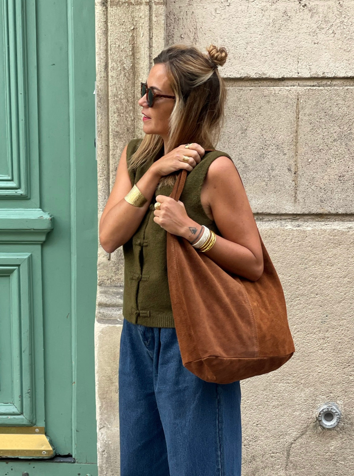 Sac Ajaccio MYLO en daim marron porté à l’épaule, vue rapprochée