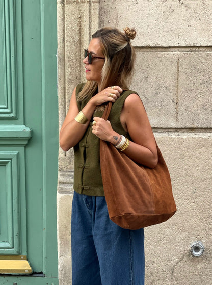 Sac Ajaccio MYLO en daim marron porté à l’épaule, vue rapprochée