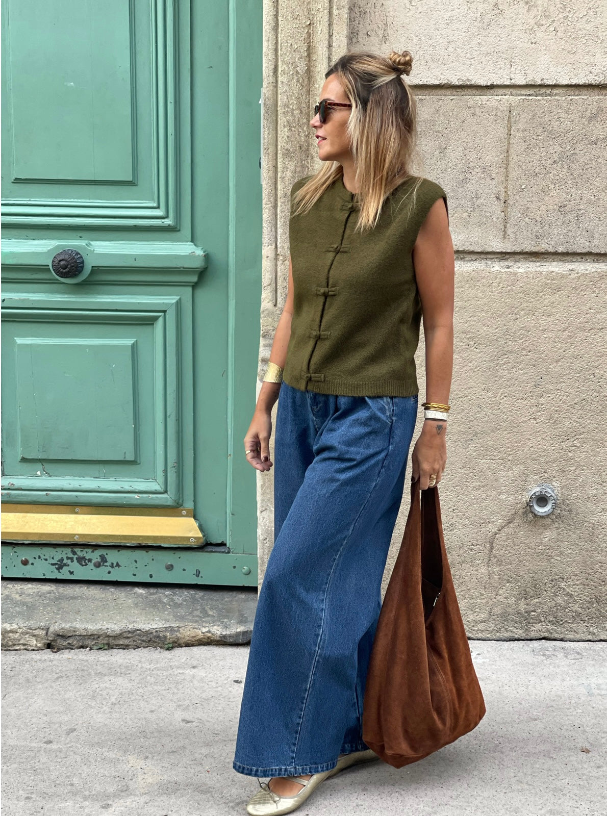 Sac Ajaccio MYLO en daim marron porté à la main, silhouette entière