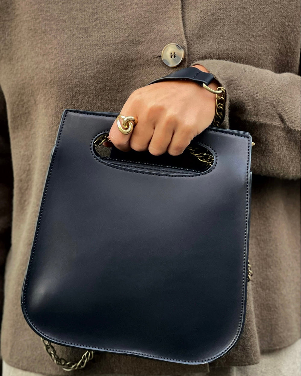 Sac Calvi noir MYLO, détail de la poignée ajourée et de la chaîne dorée