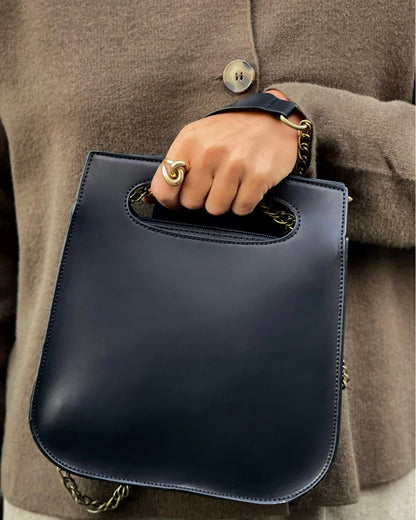 Sac Calvi noir MYLO, détail de la poignée ajourée et de la chaîne dorée