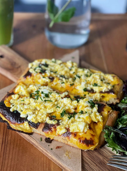Flatbread œufs brouillés & Cheddar