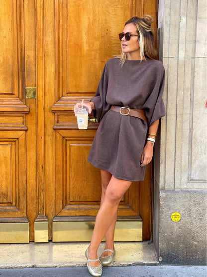 Robe Evisa portée en pied devant une porte en bois, autre pose