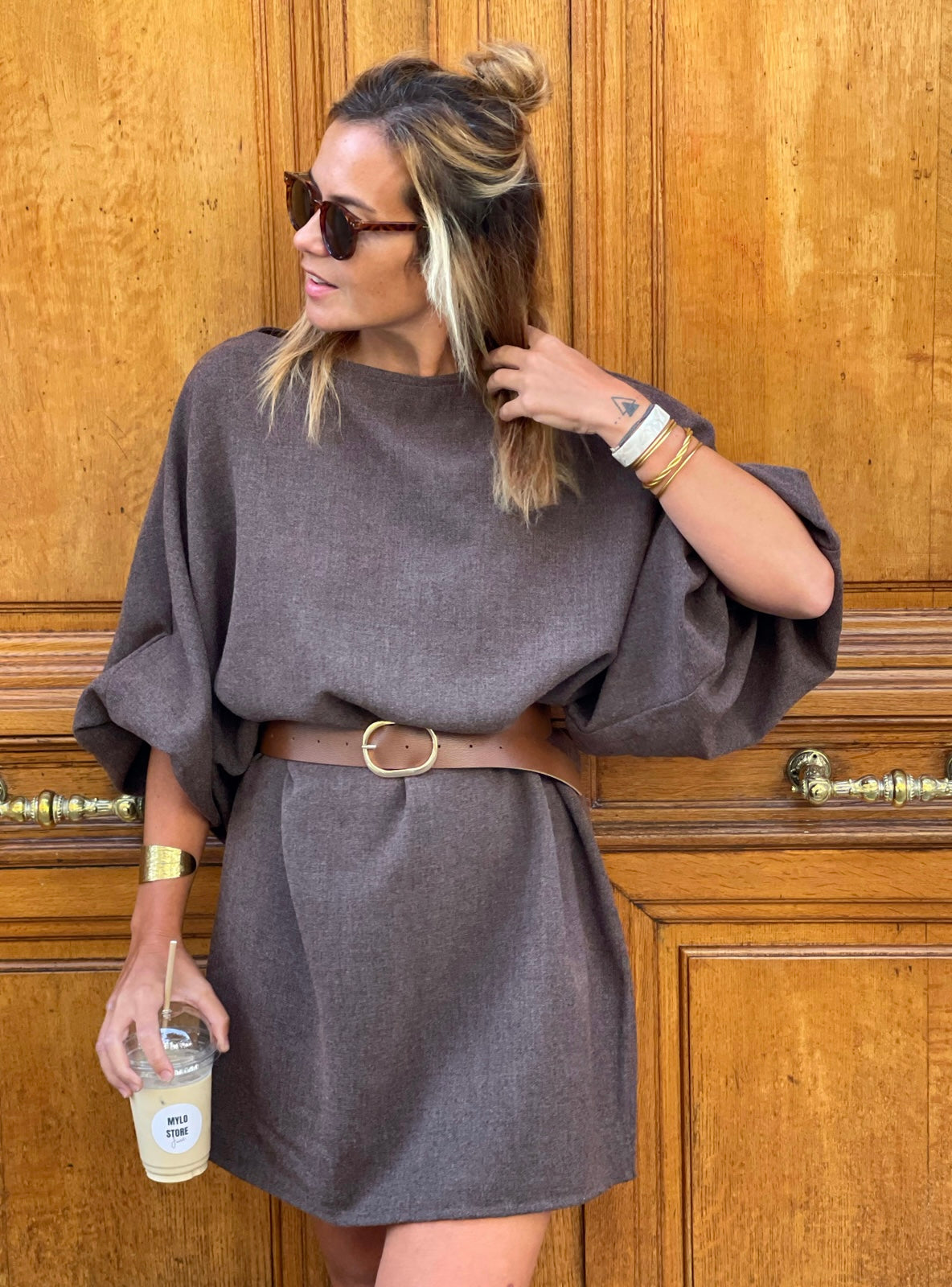 Robe Evisa portée, portrait avec lunettes de soleil