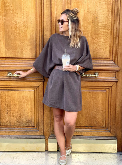Robe Evisa portée en pied, vue de face dans une rue parisienne