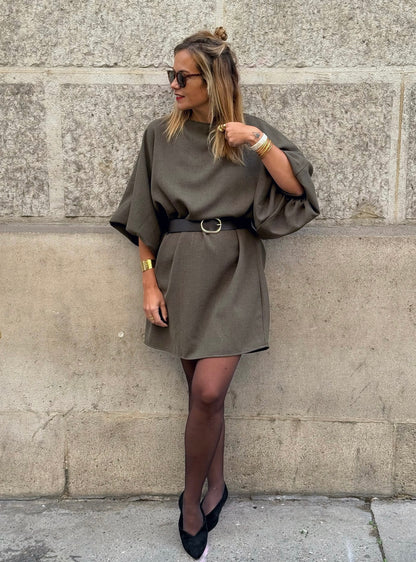Robe Evisa kaki taille unique avec ceinture noire, photo plein pied de face