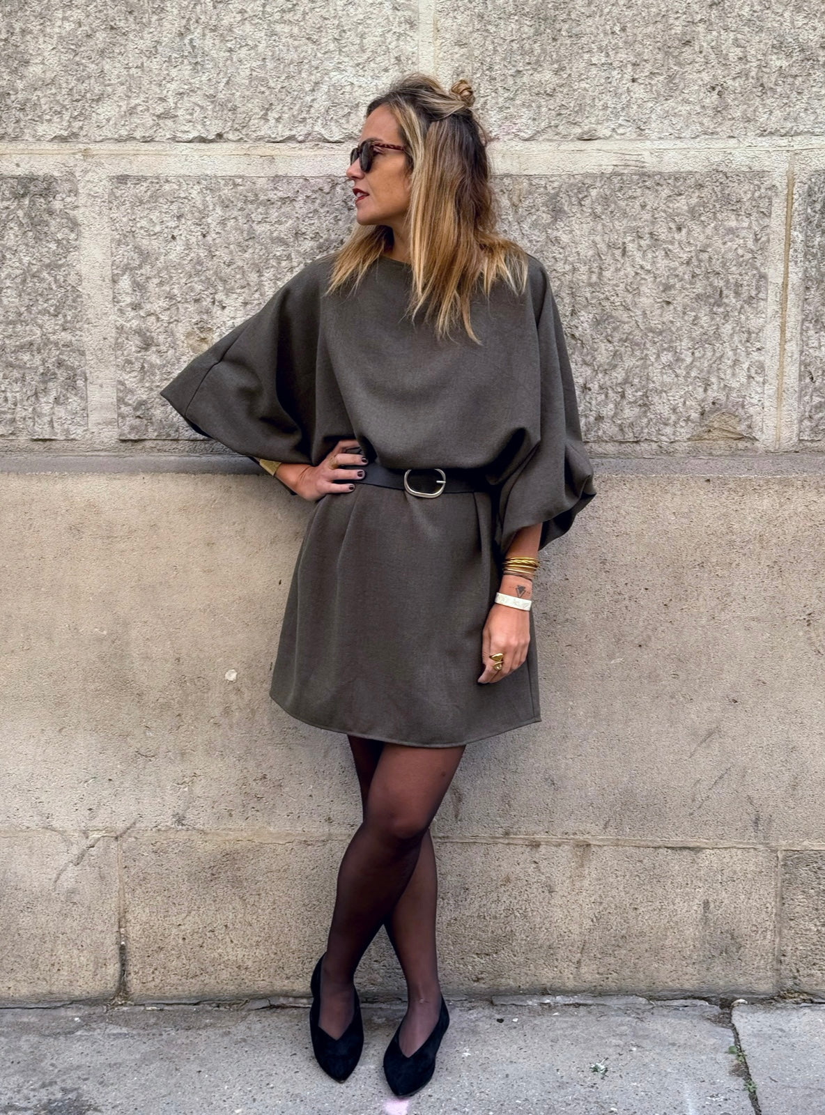Robe Evisa kaki avec ceinture noire vue plein pied
