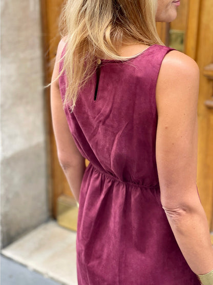 Dos de la robe framboise avec petite ouverture et bouton