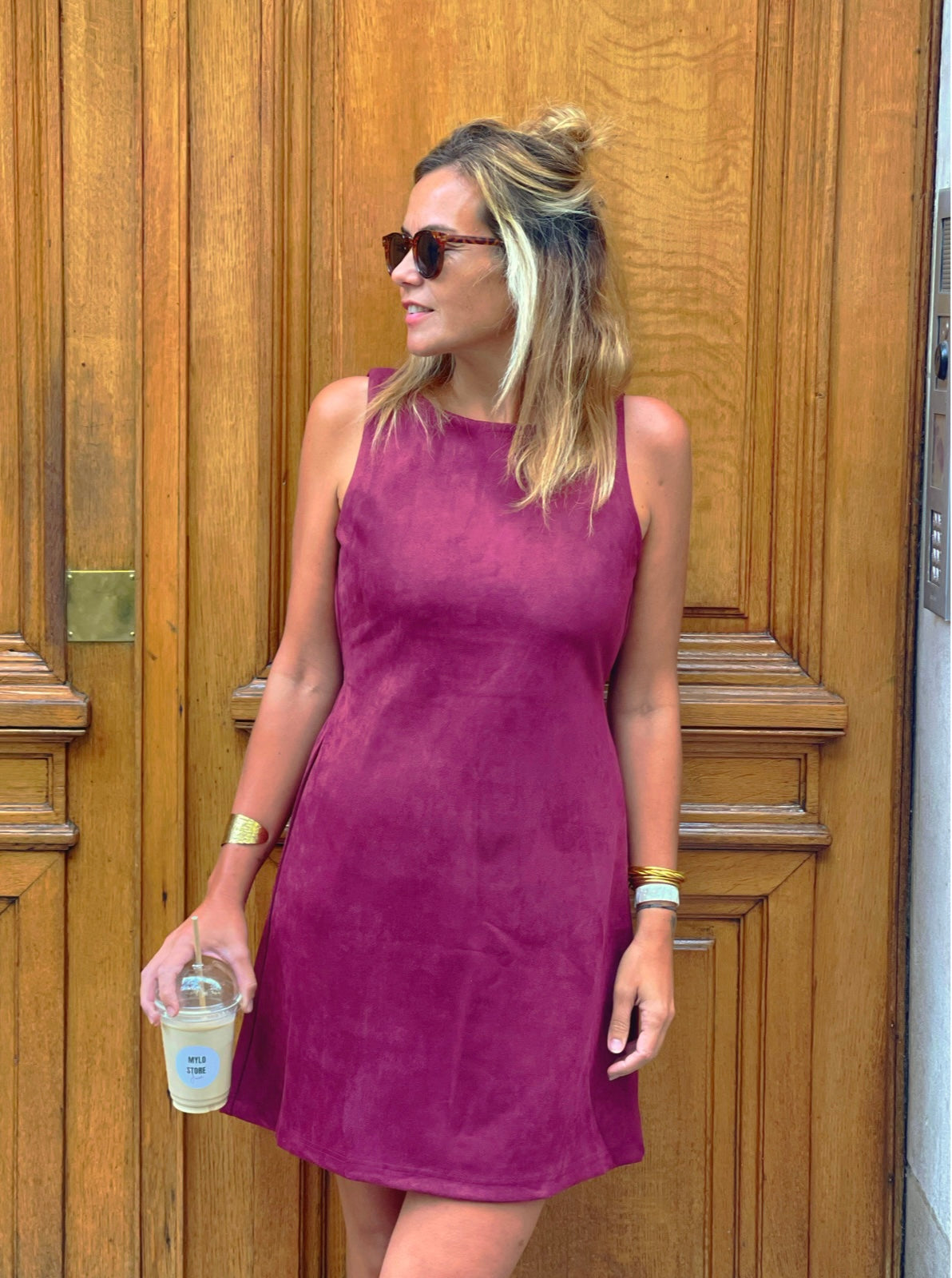 Robe framboise sans manches portée avec une boisson Mylo