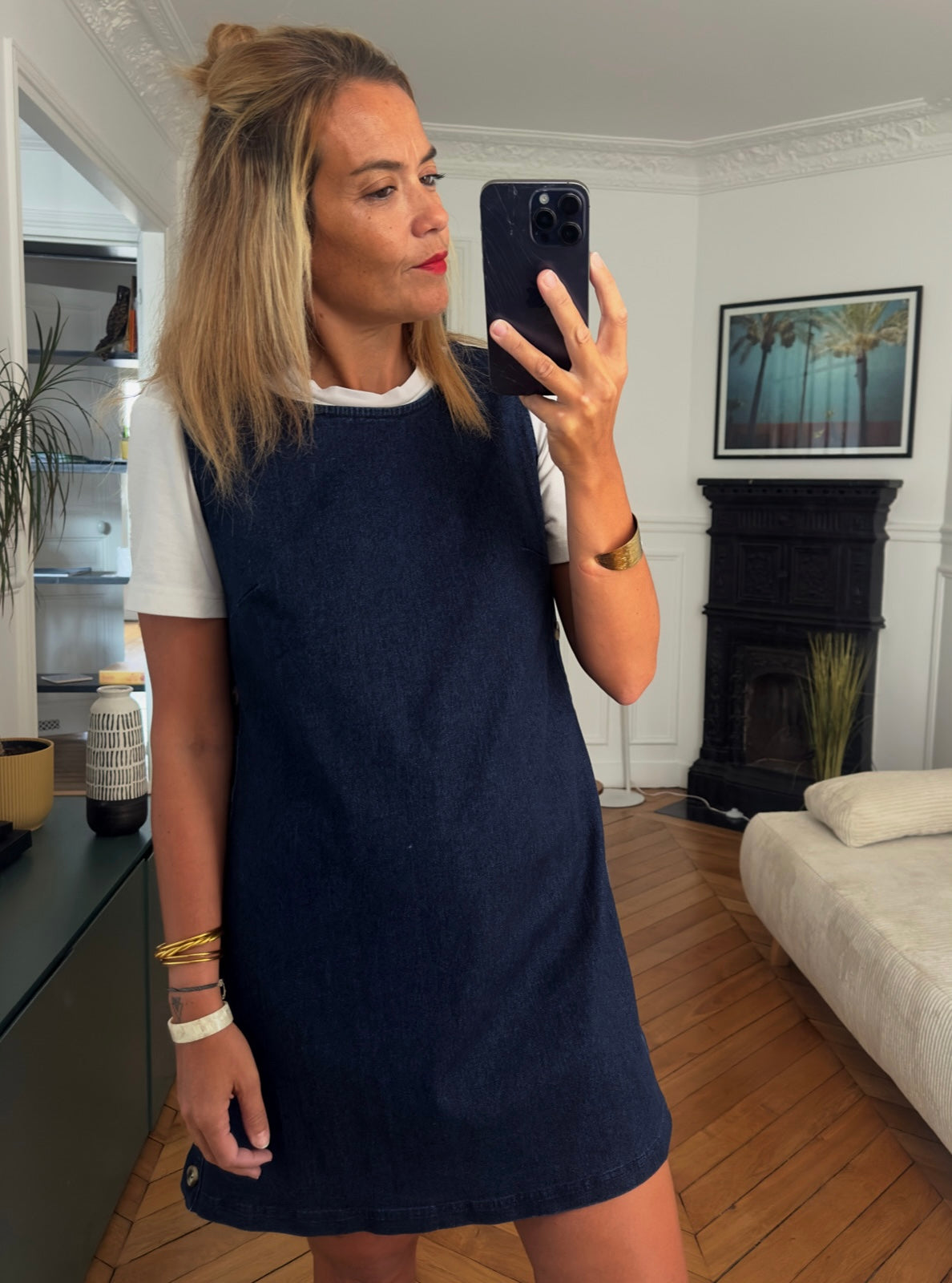 Robe Saveria en denim bleu – détail de la coupe trapèze et des boutons latéraux