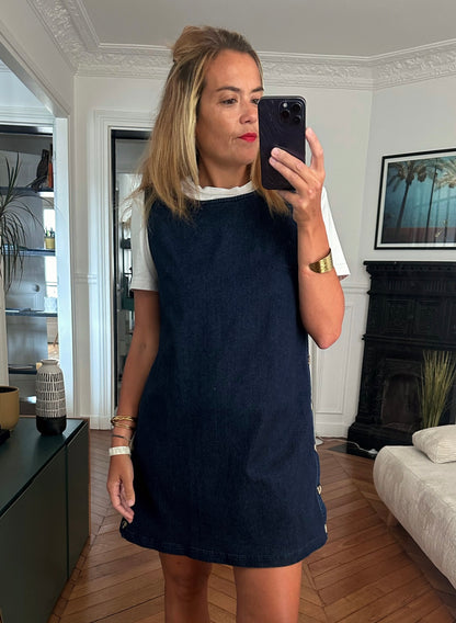 Robe Saveria en denim bleu portée avec un tee-shirt blanc – vue de face