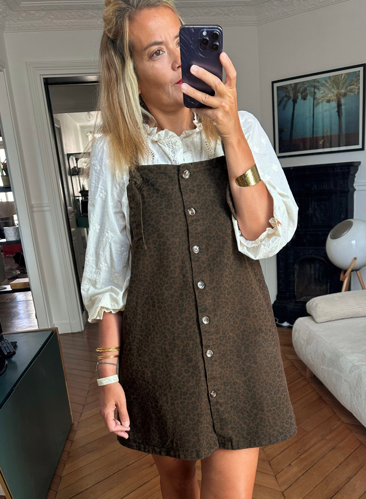 Robe Solenza léopard marron femme MYLO portée avec blouse blanche, vue de face