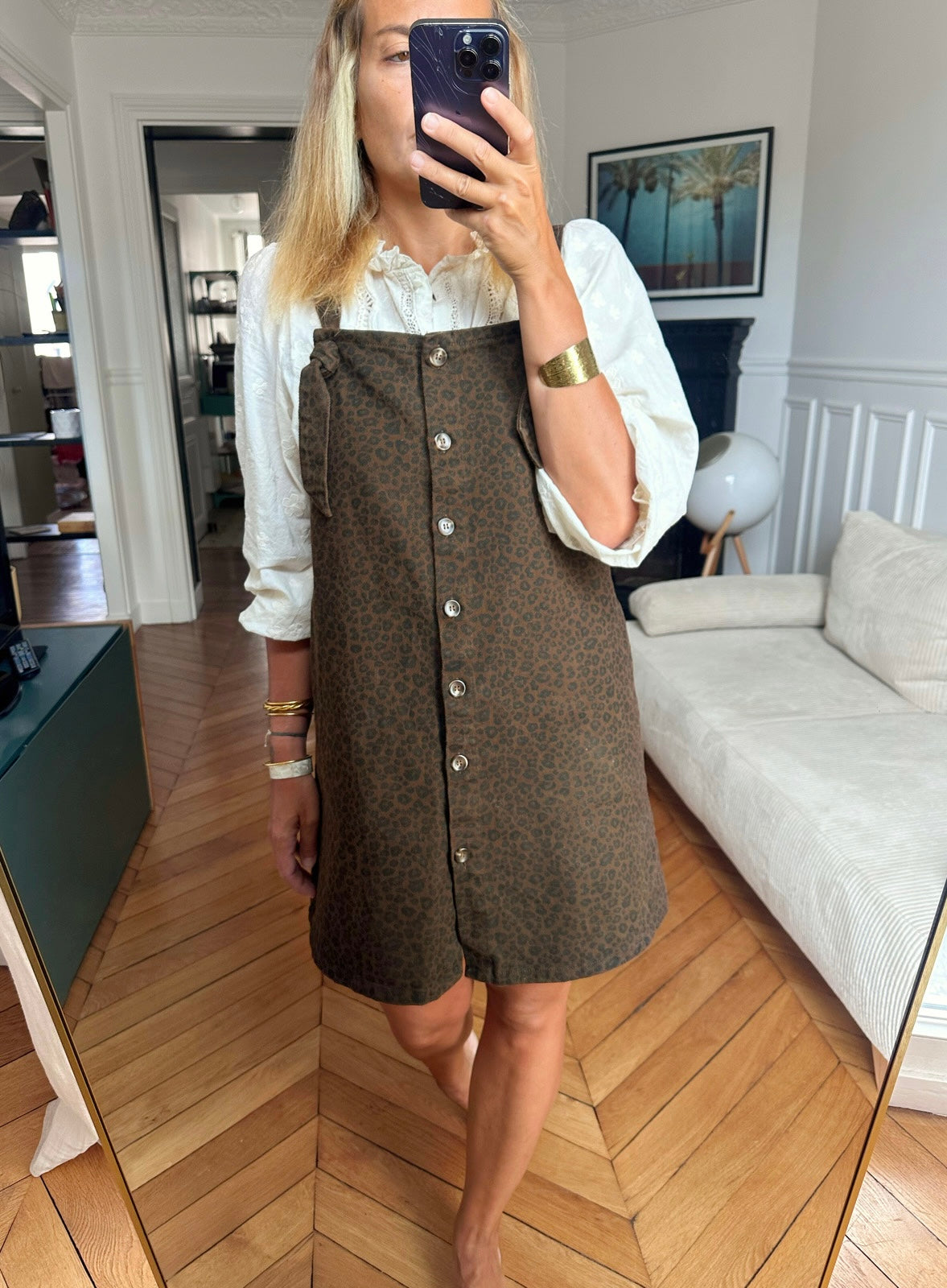 Robe Solenza léopard marron femme MYLO portée avec blouse blanche, silhouette entière