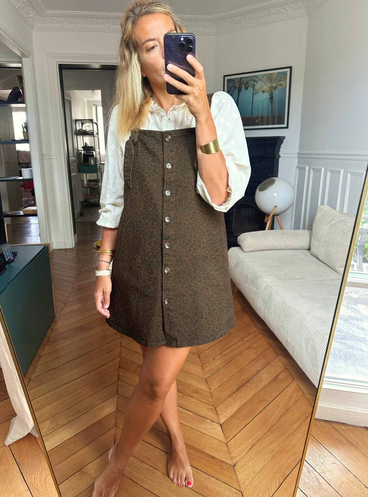 Robe Solenza léopard marron femme MYLO portée avec blouse blanche, look complet