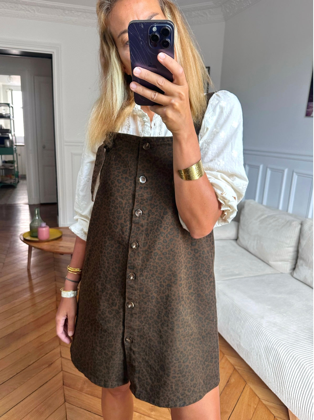 Robe Solenza léopard marron MYLO portée avec blouse blanche, détail look
