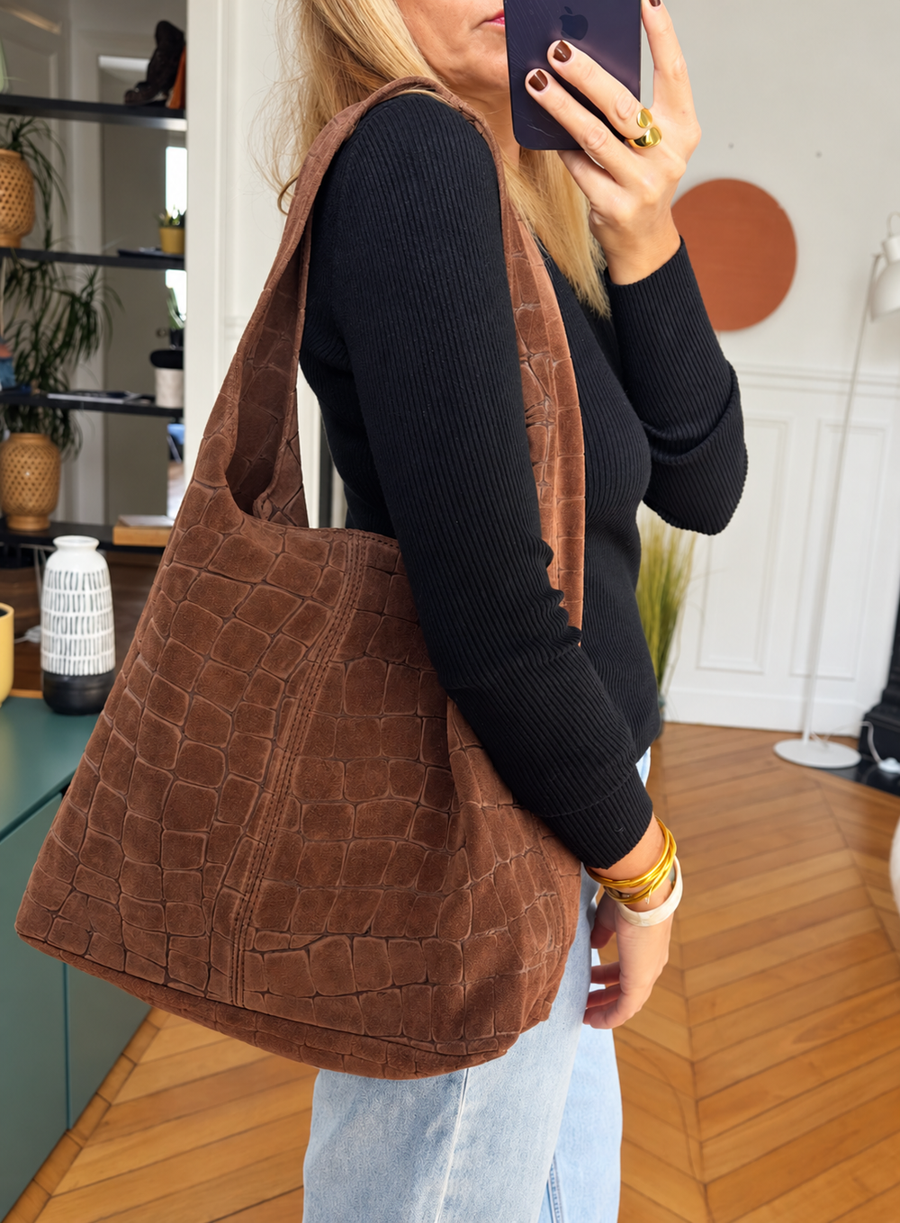 Sac Marbella marron porté à l’épaule, détail de la matière et du motif en relief — MYLO