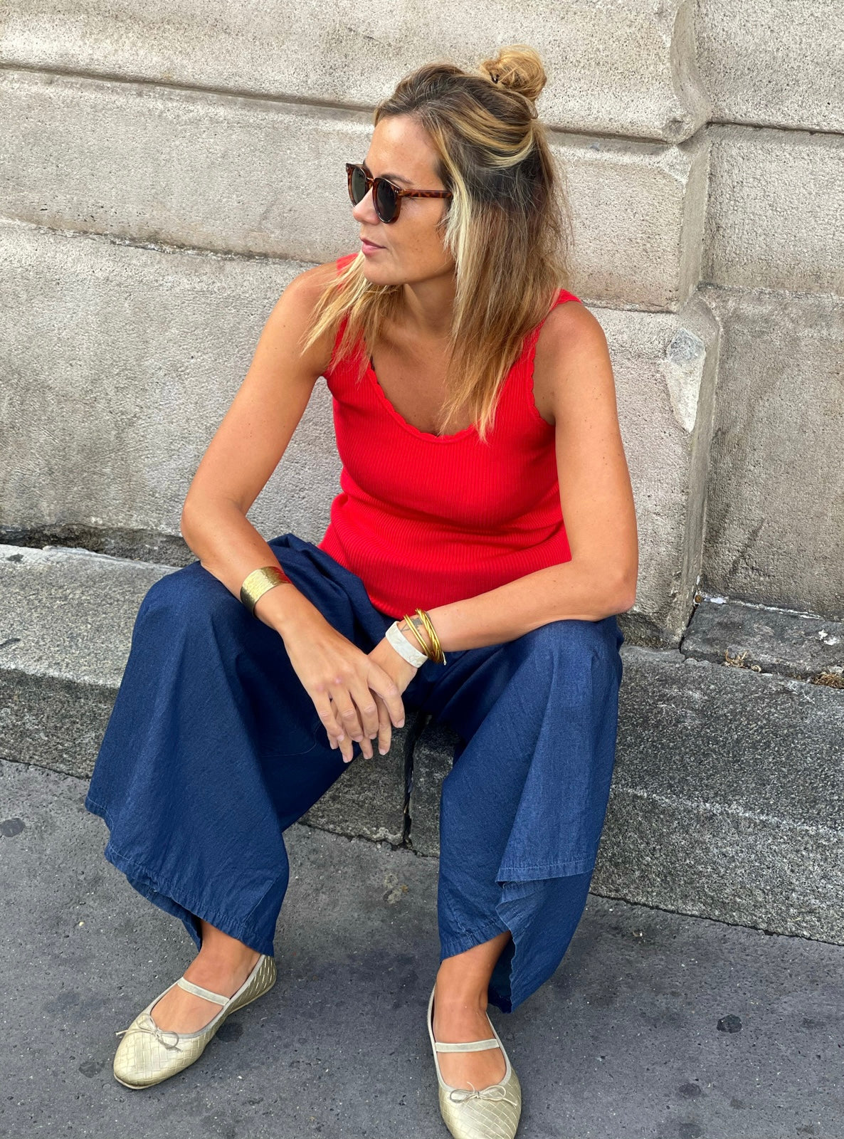 Top Alba rouge Mylo porté en look lifestyle parisien