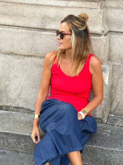 Look femme avec Top Alba rouge Mylo assis en extérieur