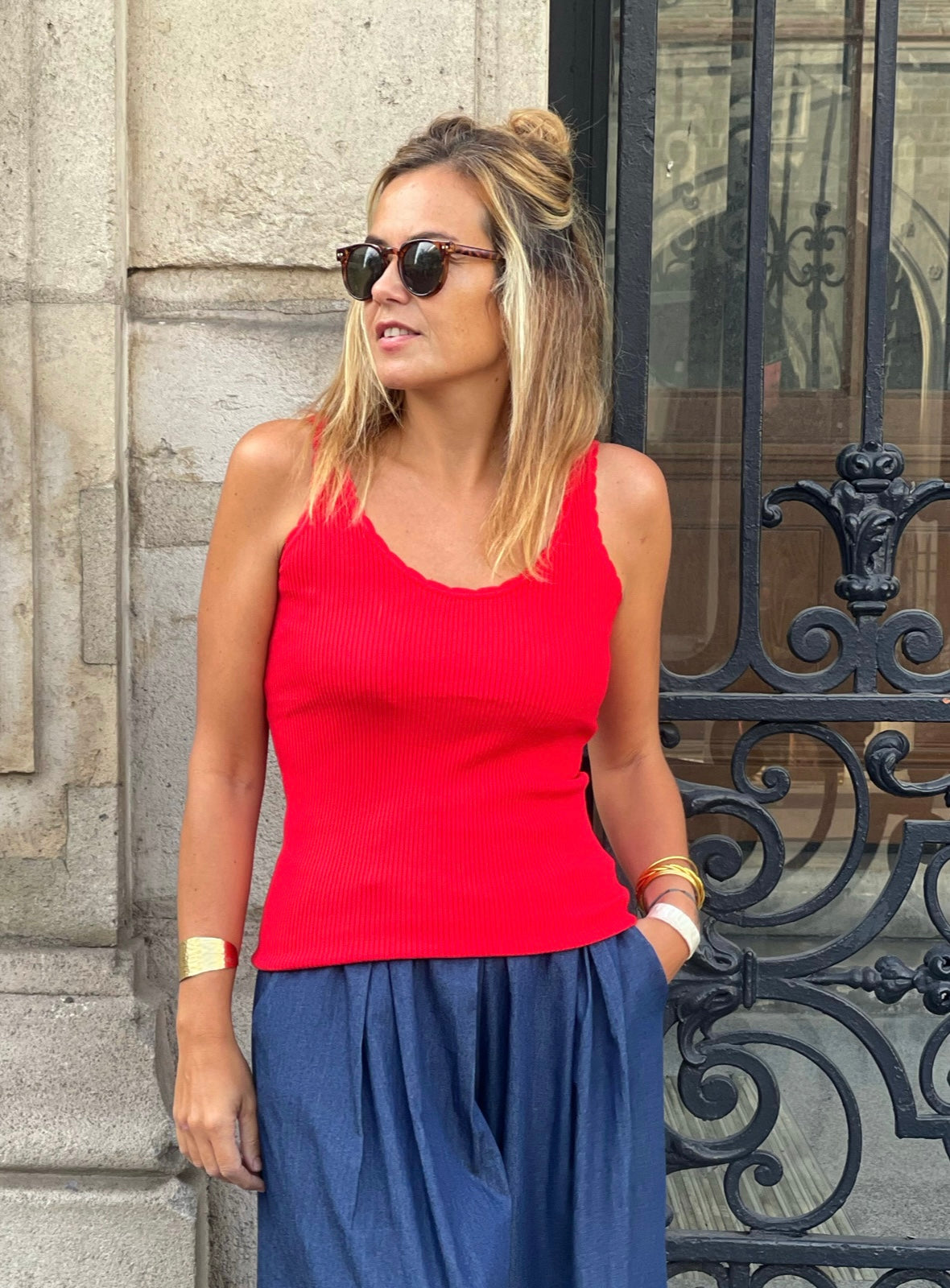 Top Alba rouge porté avec pantalon ample bleu marine