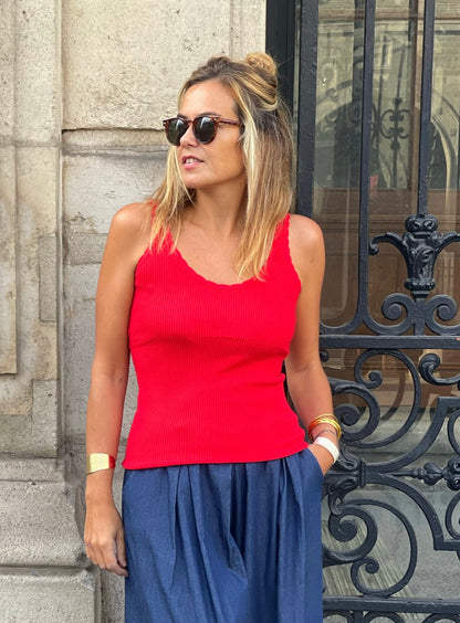 Top Alba rouge porté avec pantalon ample bleu marine